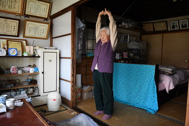 Shitsui Hakoishi (105), a barber since the age of 19, exercises at home.